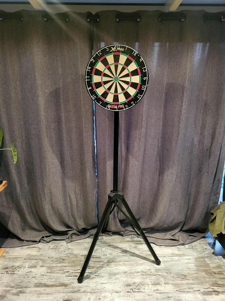 Dartsbord met statief en set pijlen, Sport en Fitness, Darts, Zo goed als nieuw, Dartbord met pijlen, Ophalen