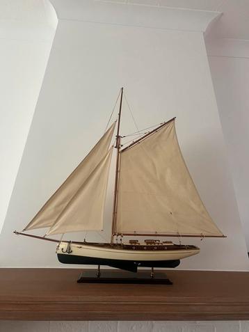 Houten modelzeilboot – handgemaakt decoratief jacht (70 cm) beschikbaar voor biedingen