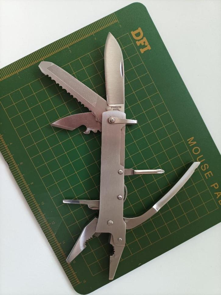 2 MULTITOOL KAMPEER- en TREKKERSMESSEN, Caravans en Kamperen, Kampeergereedschap, Zo goed als nieuw, Ophalen of Verzenden