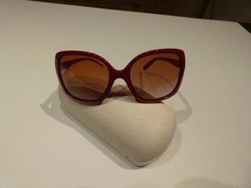 Hippe dames zonnebril Oakley beschikbaar voor biedingen