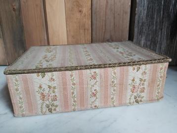 Mooie oude franse stoffen doos roze met bloemdecoratie beschikbaar voor biedingen