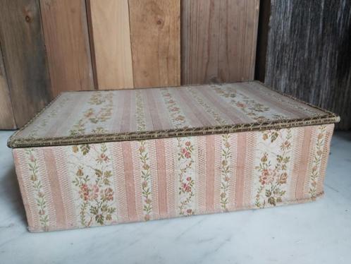 Mooie oude franse stoffen doos roze met bloemdecoratie, Antiek en Kunst, Curiosa en Brocante, Ophalen of Verzenden