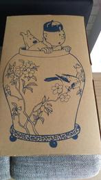 KUIFJE GROTE BLAUWE LOTUSVAAS 44CM STRENG NEGEN B/C, Verzamelen, Ophalen of Verzenden, Kuifje, Nieuw, Beeldje of Figuurtje