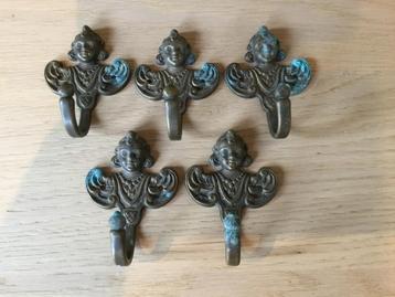 Oude kapstokjes beschikbaar voor biedingen
