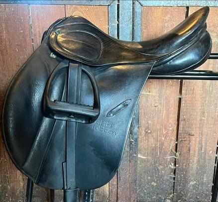 Stübben veelzijdigheidszadel 17,5 inch, Dieren en Toebehoren, Paarden en Pony's | Zadels, Gebruikt, Ophalen of Verzenden