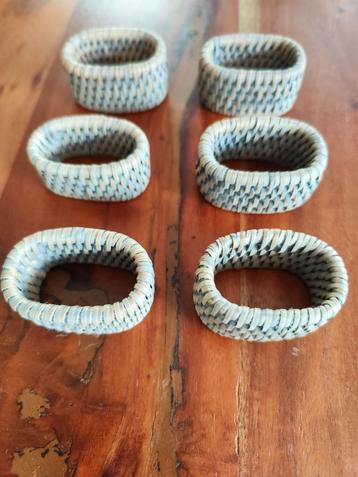 Rotan, ovalen servetringen beschikbaar voor biedingen