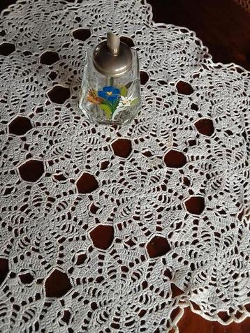 vintage glazen suikerstrooier met hand geschilderd bloemen beschikbaar voor biedingen