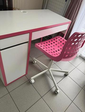Bureau met stoel van ikea beschikbaar voor biedingen