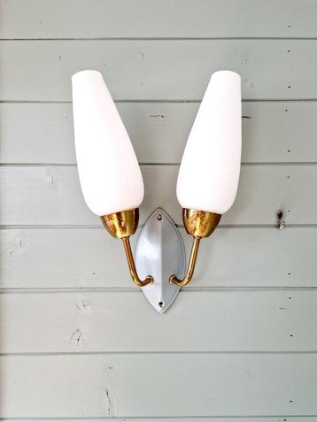 Vintage dubbele wandlamp in messing en opaline, 1950-60 beschikbaar voor biedingen
