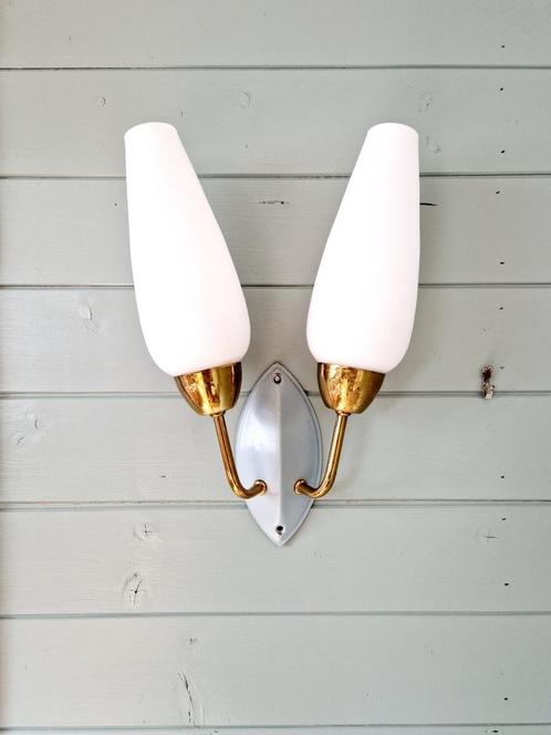 Vintage dubbele wandlamp in messing en opaline, 1950-60, Antiek en Kunst, Antiek | Verlichting, Ophalen of Verzenden
