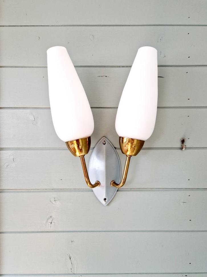 Vintage dubbele wandlamp in messing en opaline, 1950-60, Antiek en Kunst, Antiek | Verlichting, Ophalen of Verzenden