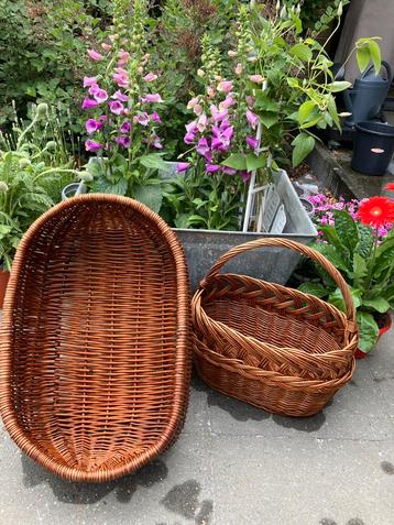 2 vintage rieten manden beschikbaar voor biedingen