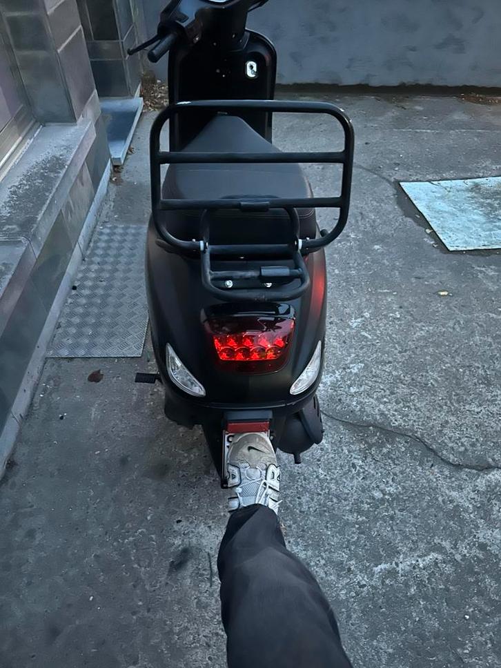 Djjd cashmere, Fietsen en Brommers, Scooters | Vespa, Zo goed als nieuw, Overige modellen, Klasse A (25 km/u), Benzine, Ophalen