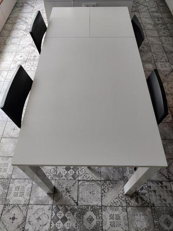 Hoge eettafel met barstoelen beschikbaar voor biedingen