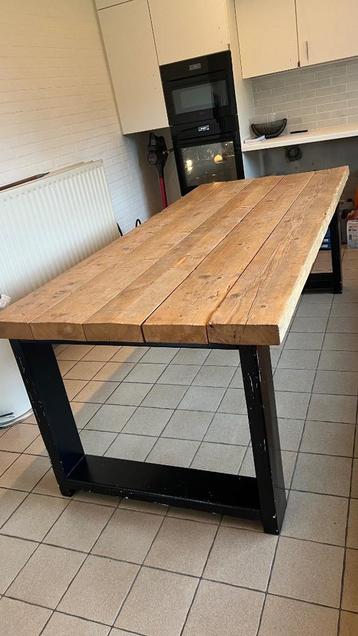 Tafel  beschikbaar voor biedingen
