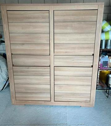 Zeer degelijke houten kast beschikbaar voor biedingen