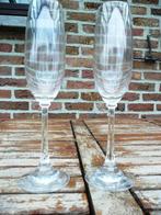 2 NIEUWE, kristallen champagneglazen met geribbelde voet., Huis en Inrichting, Keuken | Servies, Nieuw, Overige materialen, Glas of Glazen