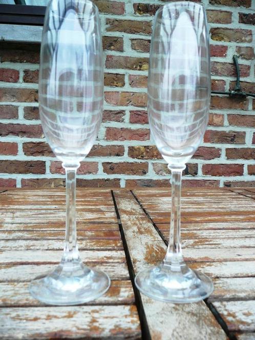 2 NIEUWE, kristallen champagneglazen met geribbelde voet., Maison & Meubles, Cuisine | Vaisselle, Neuf, Verre ou Verres, Autres matériaux