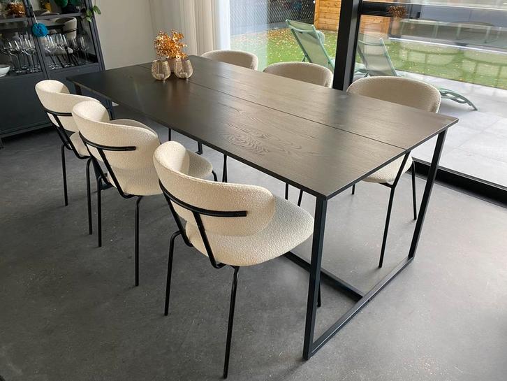 Zwarte tafel en 6 leuke stoelen., Huis en Inrichting, Stoelen, Gebruikt, Metaal, Ophalen