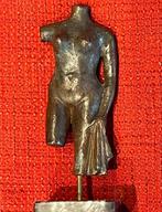 Brons beeld op marmer sokkel, Ophalen of Verzenden, Brons