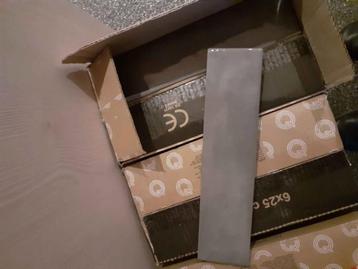Nieuwe wandtegels + lijm ,silicone en voegsel beschikbaar voor biedingen