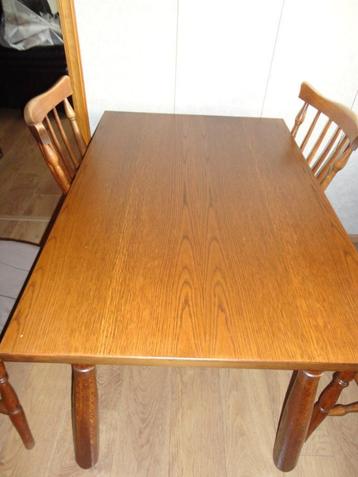 keukentafel met 4 stoelen beschikbaar voor biedingen