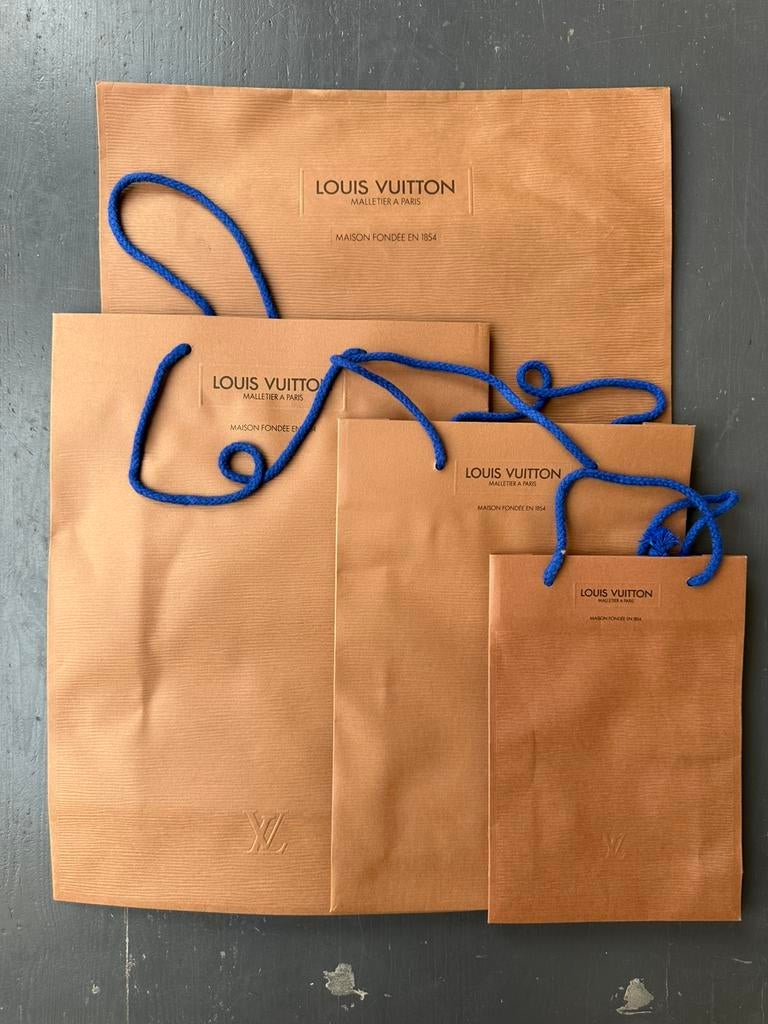 Louis Vuitton - quatre sacs en papier, Enlèvement ou Envoi, Comme neuf