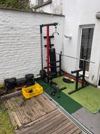 Home gym complète 150kg disques, banc plat, rack,barre et ac, Enlèvement, Comme neuf