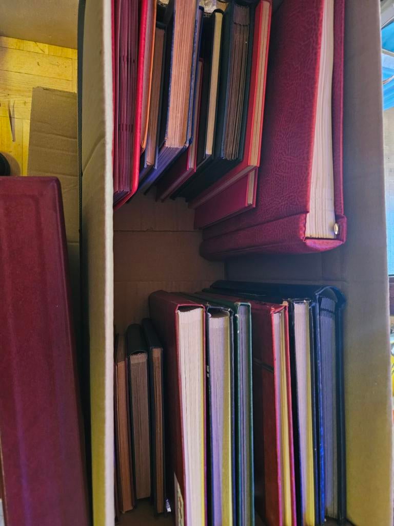 Doos met postzegelboeken leeg, Ophalen