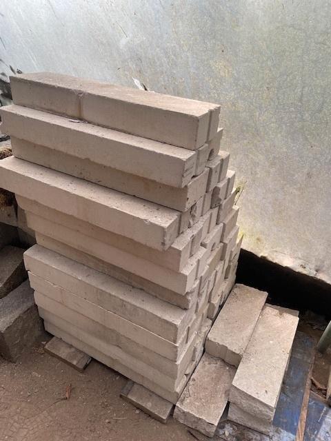 Lot 35 betonnen lateien/ dorpels 60 cm en 25 borduren, Doe-het-zelf en Bouw, Metselstenen, Gebruikt, Bakstenen, Ophalen