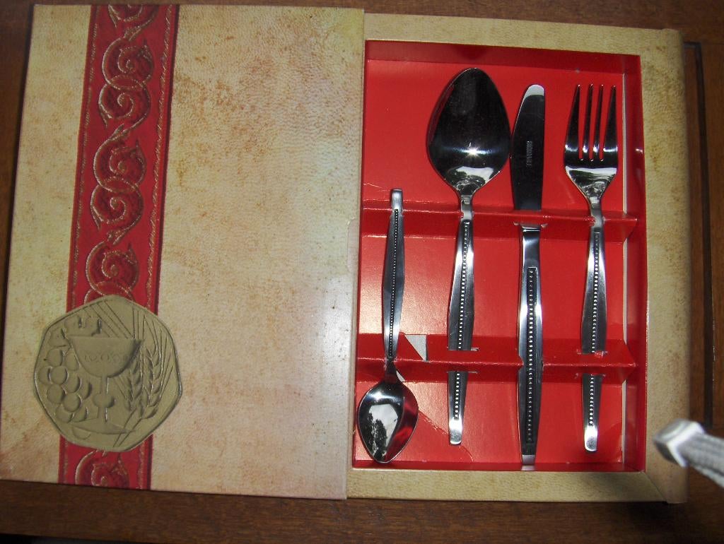 2 boites de 4 couverts inoxidables pour cadeau neuf.€, Maison & Meubles, Cuisine | Couverts, Enlèvement ou Envoi, Neuf, Inox ou Chrome