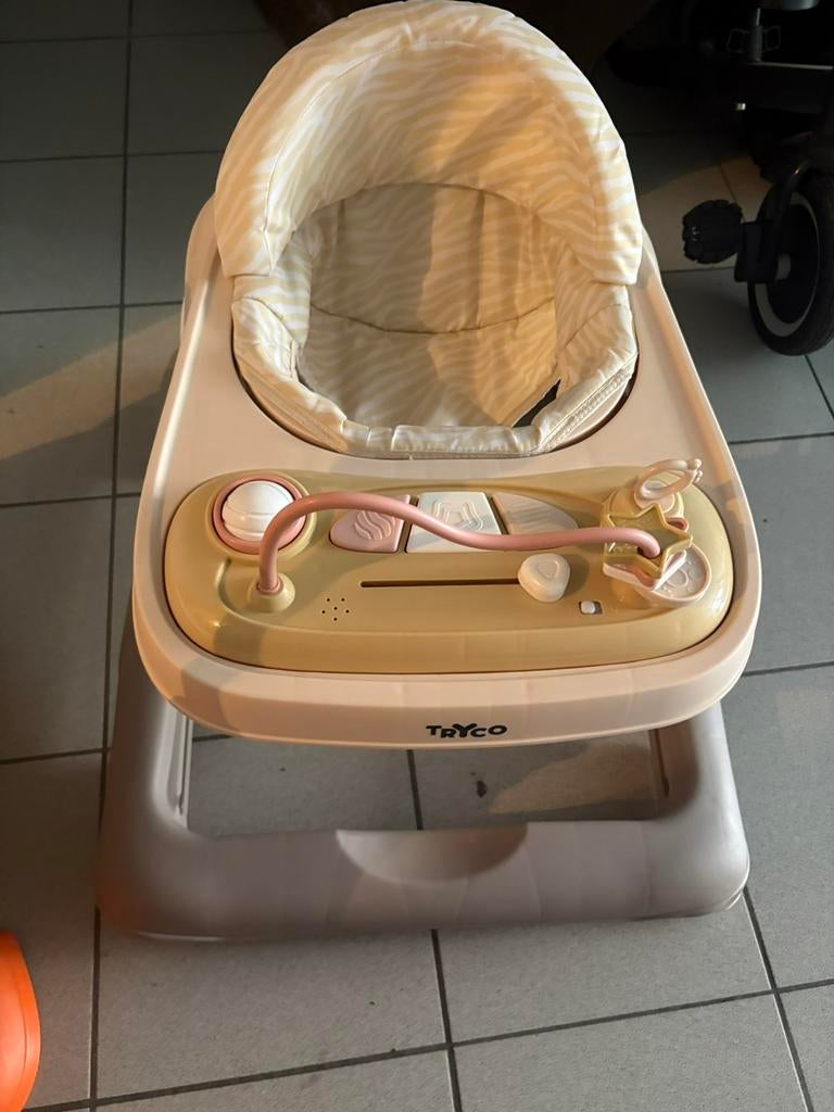 loopstoel autobaan vtech en paardenstal, Ophalen, Zo goed als nieuw