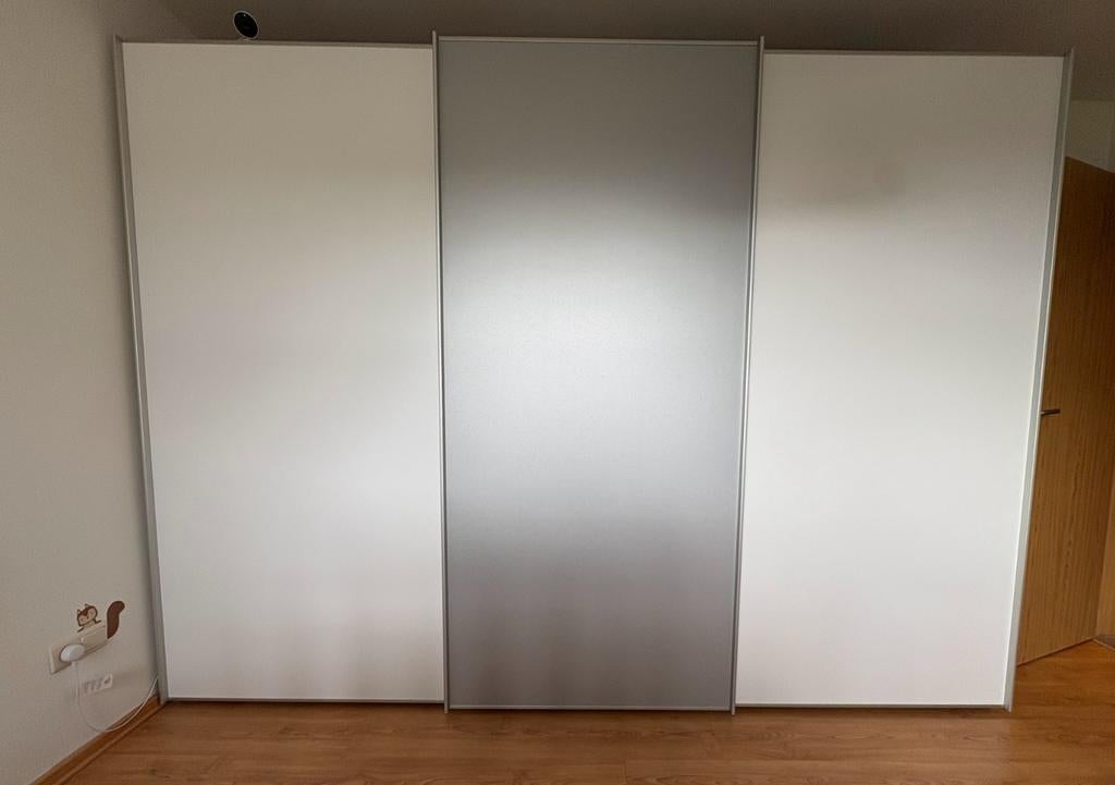 3 deurs kast wit/zilver 3m breed, 2,2 m hoog, 68cm diep, Huis en Inrichting, Ophalen, 200 cm of meer, Meerdere deuren, Zo goed als nieuw