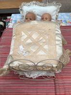 oud metalen poppen bedje + 2 popjes 34 L 21 Br H 20cm, Ophalen of Verzenden, Gebruikt