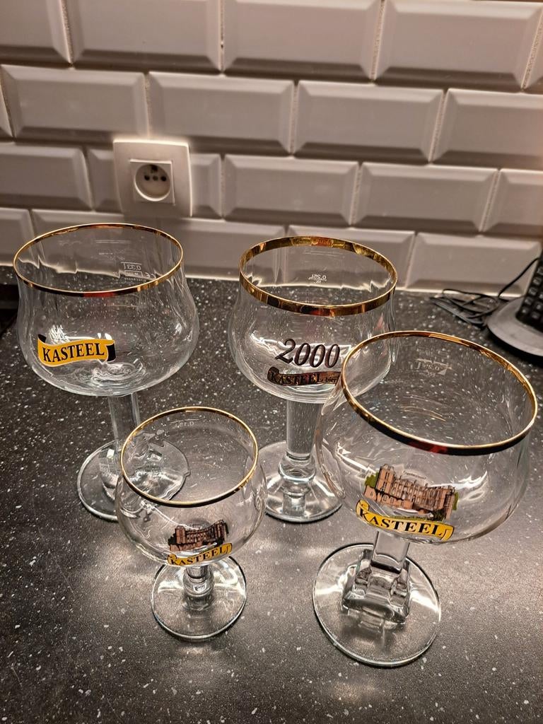 Kasteel bierglazen , 4 verschillende ., Collections, Verres & Petits Verres, Enlèvement ou Envoi