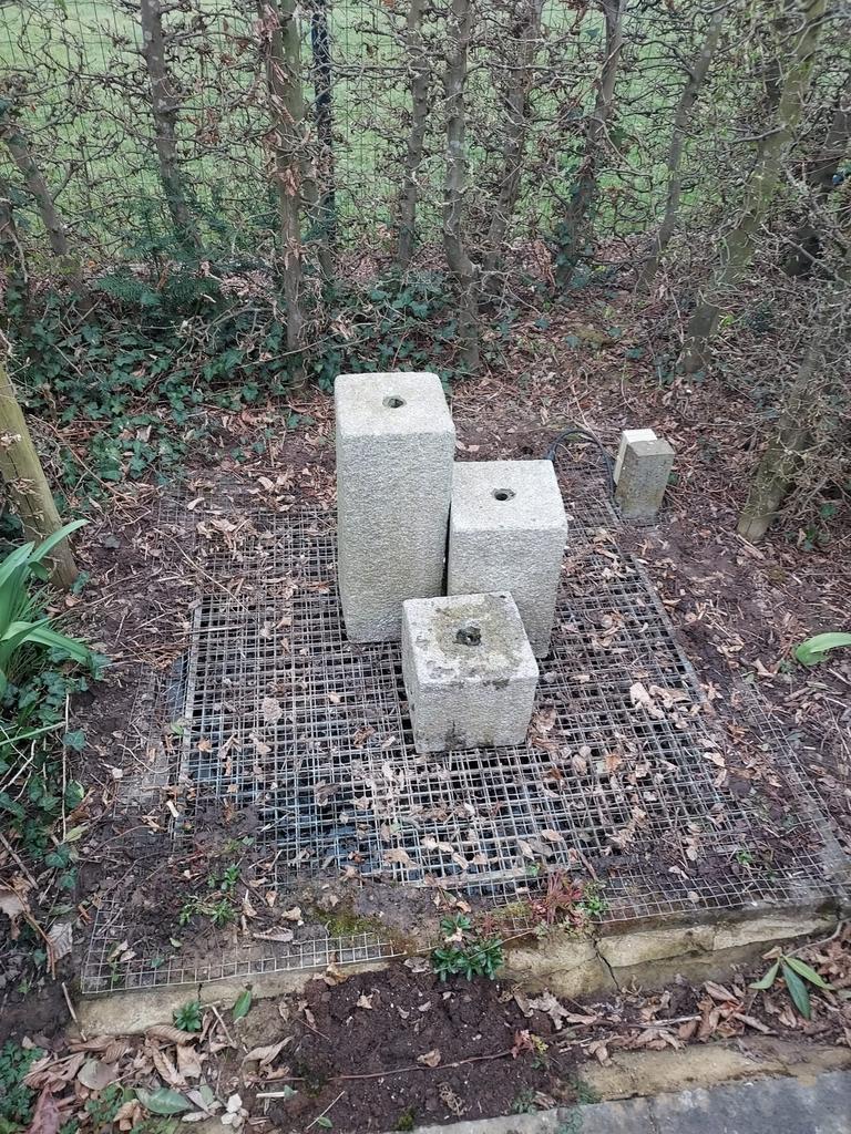 Borrelsteen met pomp en rooster, Tuin en Terras, Ophalen, Gebruikt, Graniet, Fontein