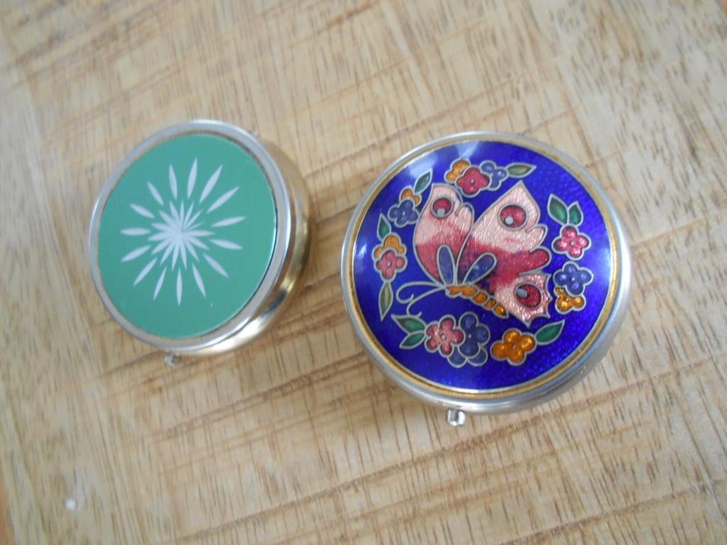 BOITES a pilules 5cm...les 2 boites  pour 5e, Collections, Boîte en métal, Enlèvement ou Envoi, Utilisé, Autre, Autres marques