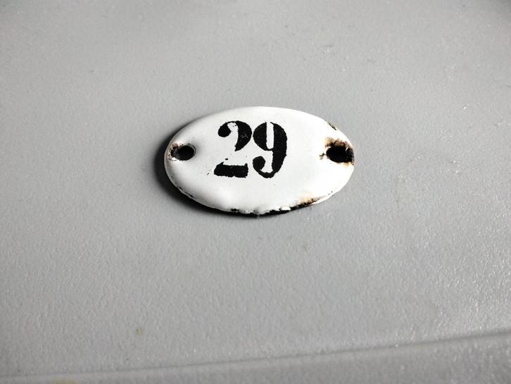 Ancienne petite plaque ovale émaillée de meuble - Nr 29, Antiquités & Art, Antiquités | Email, Enlèvement ou Envoi