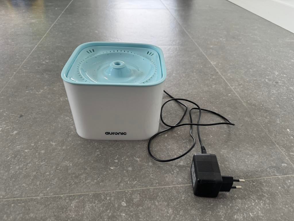 Fontaine à boire pour chat, Animaux & Accessoires, Nourriture & Abreuvoirs pour chats, Enlèvement, Comme neuf