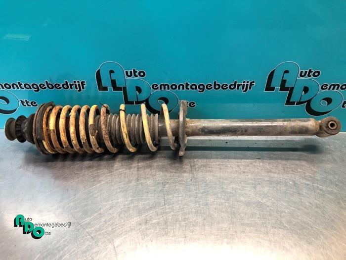 Schokdemperpoot rechts-achter van een Volkswagen Golf (Golf, Auto-onderdelen, Ophanging en Onderstel, Volkswagen, Gebruikt, 3 maanden garantie