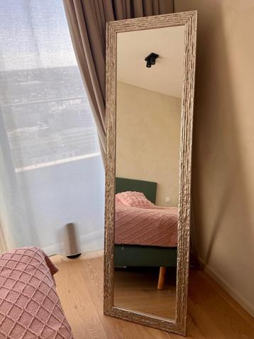 Groot spiegel in zilveren houten lijst beschikbaar voor biedingen