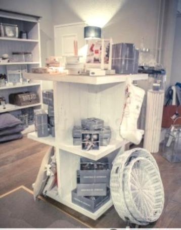 Display - etalageblok op wielen Braxton Home Colletion beschikbaar voor biedingen