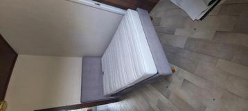 ELEKTRISCH BED BEKA MET GESTOFFEERD HOOFDEINDE beschikbaar voor biedingen