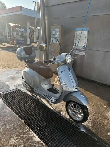 Vespa primavera 2021 4000km  beschikbaar voor biedingen