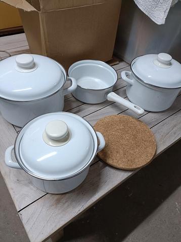 Nieuwe 4-delige kookpotten set met onderzetters  beschikbaar voor biedingen