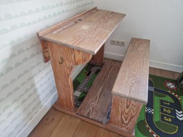 Houten schoolbank beschikbaar voor biedingen