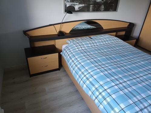 Bed met hoofdeinde en twee nachtkastjes., Huis en Inrichting, Slaapkamer | Bedden, Gebruikt, Tweepersoons, 140 cm, 200 cm, Hout