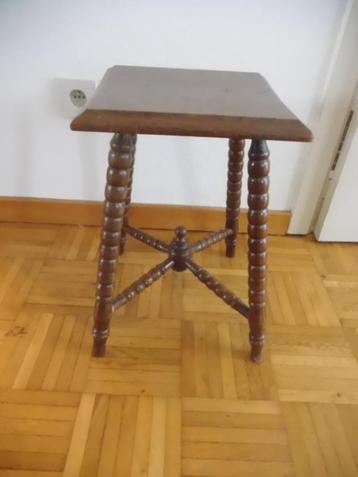 table d'appoint carrée en bois pied de stalle
