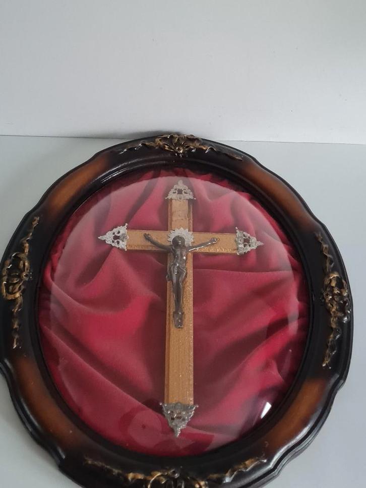 antieke kader met kruisbeeld onder glas / begin 20e E, Antiek en Kunst, Antiek | Religieuze voorwerpen, Ophalen of Verzenden