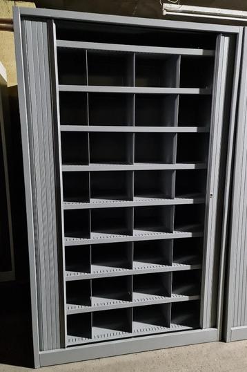 Liquidatie Metalen kast met schuifdeur. beschikbaar voor biedingen